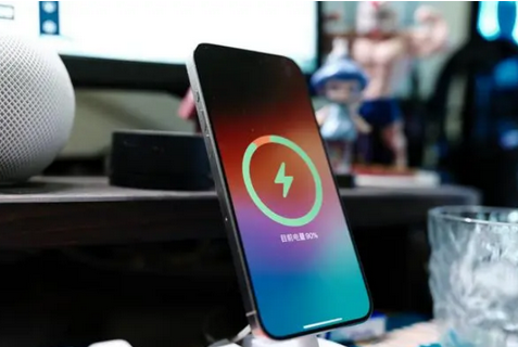 离石苹果15换屏服务分享用什么充电器给iPhone15充电更好 